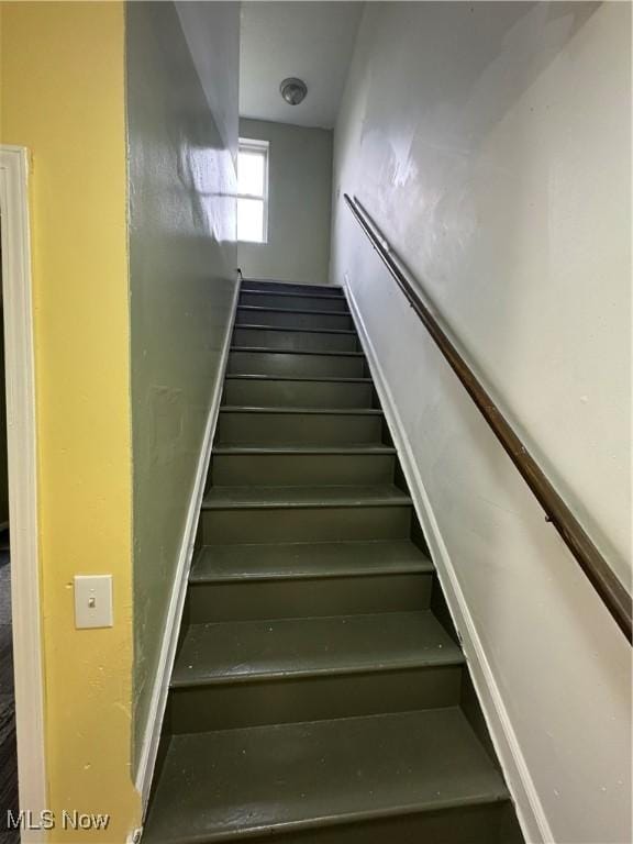 666 Parkwood Rd, Cleveland, OH 44108 - view of stairway