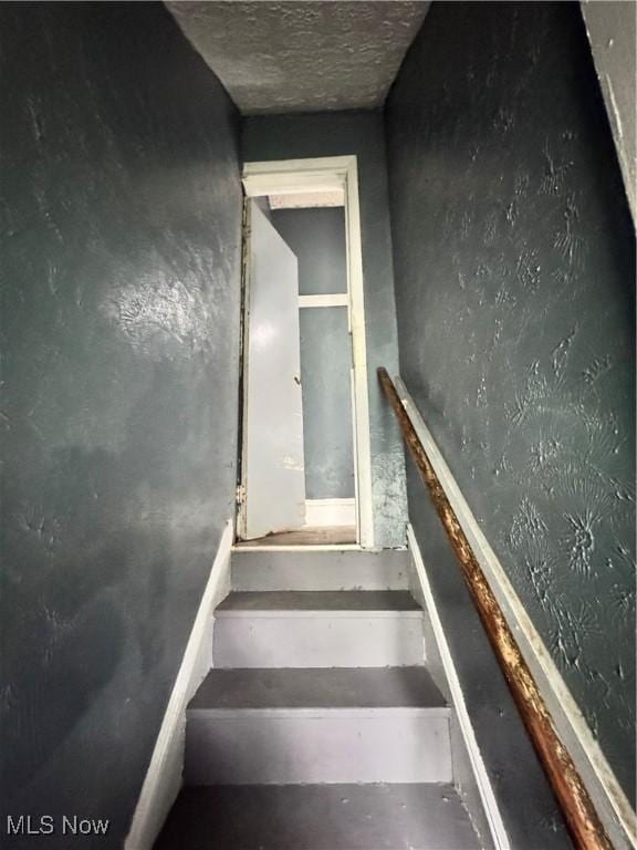483 E 128th St, Cleveland, OH 44108 - view of stairs