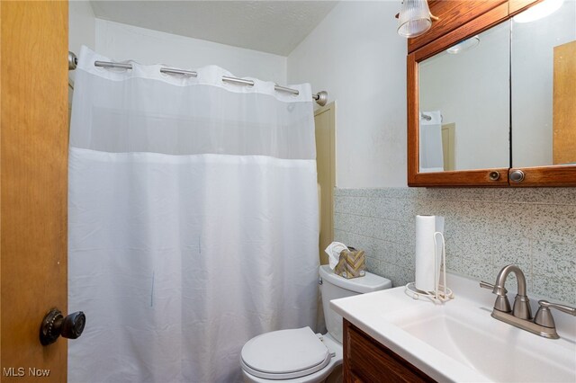 1580 S Hametown Rd, Copley, OH 44321 - bathroom featuring toilet, vanity, and curtained shower