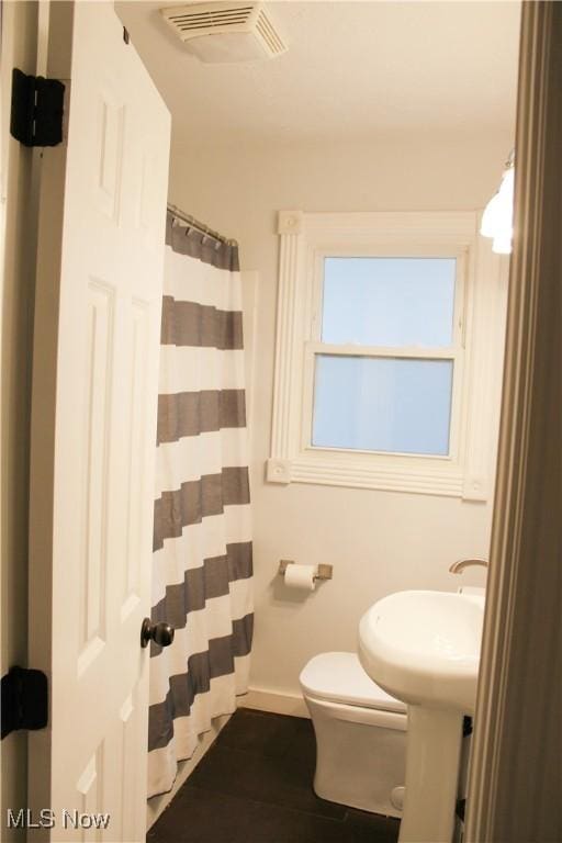 504 Williams Ave, East Liverpool, OH 43920 - bathroom featuring baseboards, toilet, and a shower with shower curtain