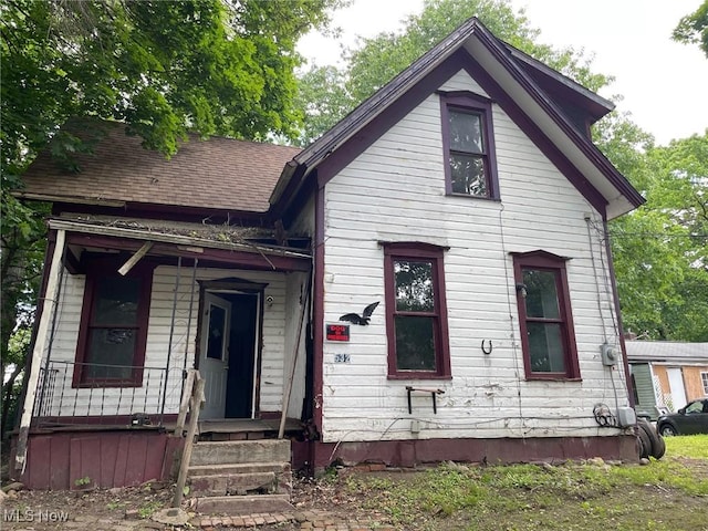 532 4th St SW, Massillon, OH 44647 - victorian-style house featuring roof with shingles