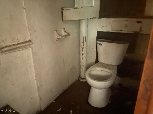 532 4th St SW, Massillon, OH 44647 - half bathroom featuring toilet