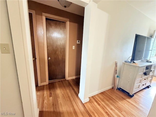 1214 Wentworth Ave, Toronto, OH 43964 - hall featuring light wood-style flooring and baseboards