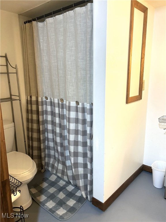 1214 Wentworth Ave, Toronto, OH 43964 - full bathroom with toilet, a shower with shower curtain, and baseboards