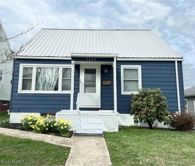 1214 Wentworth Ave, Toronto, OH 43964 - bungalow-style house with a front lawn and metal roof