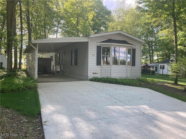 1229 Columbiana Lisbon Rd Unit 39, Columbiana, OH 44408 - manufactured / mobile home featuring driveway, a carport, and a front lawn
