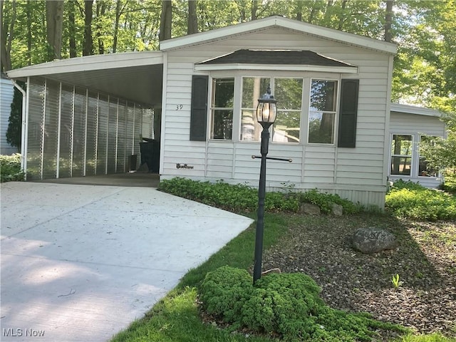 1229 Columbiana Lisbon Rd Unit 39, Columbiana, OH 44408 - manufactured / mobile home with driveway and a carport