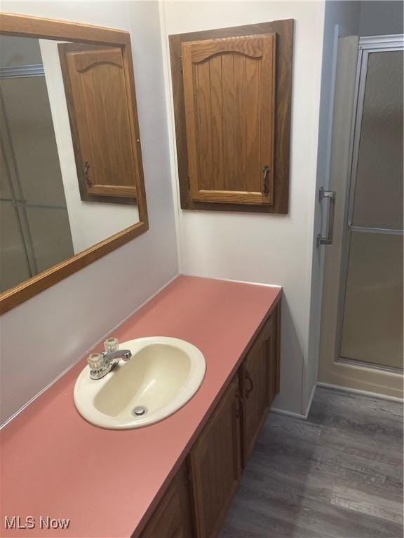1229 Columbiana Lisbon Rd Unit 39, Columbiana, OH 44408 - full bath featuring wood finished floors, vanity, and a stall shower
