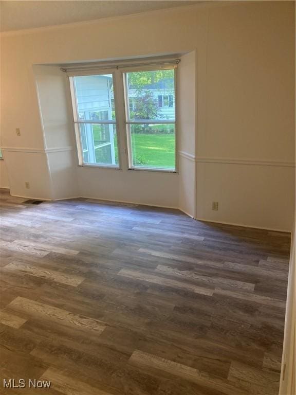 1229 Columbiana Lisbon Rd Unit 39, Columbiana, OH 44408 - unfurnished room with dark wood-type flooring and baseboards