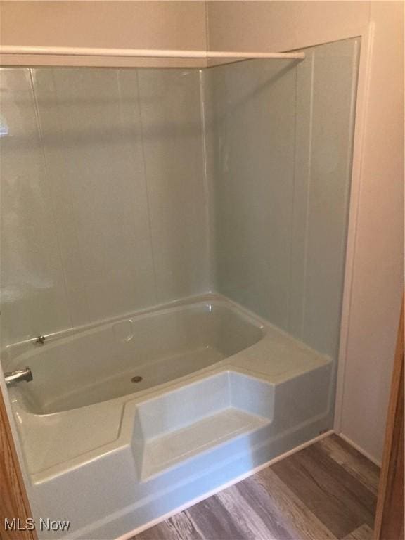 1229 Columbiana Lisbon Rd Unit 39, Columbiana, OH 44408 - bathroom featuring wood finished floors and shower / washtub combination