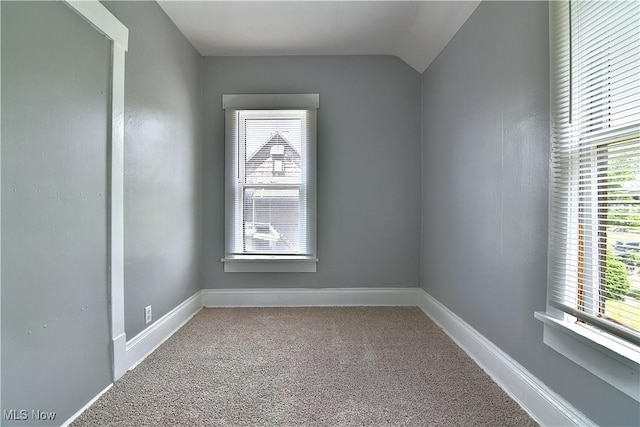 1033 Monnot Pl NW, Canton, OH 44703 - carpeted empty room with vaulted ceiling and baseboards