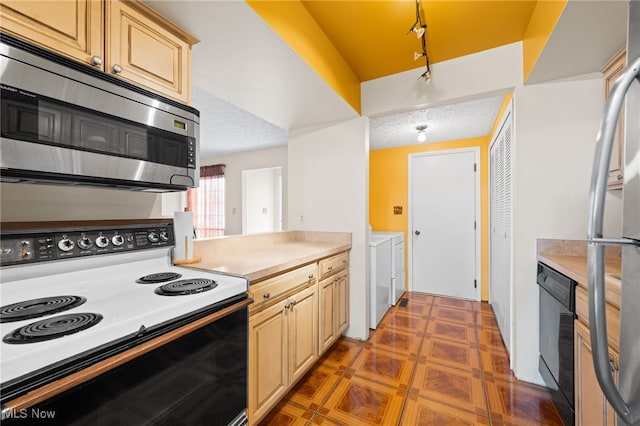 6874 Stratford Cir Unit D, Mentor, OH 44060 - kitchen featuring stainless steel appliances, washing machine and clothes dryer, light countertops, and a textured ceiling