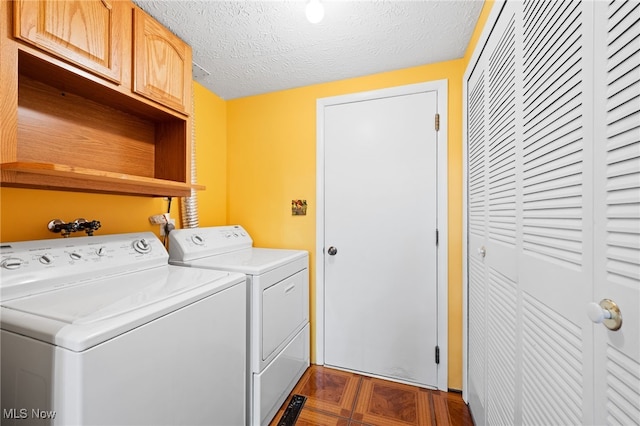 6874 Stratford Cir Unit D, Mentor, OH 44060 - laundry area with cabinet space, washing machine and dryer, and a textured ceiling