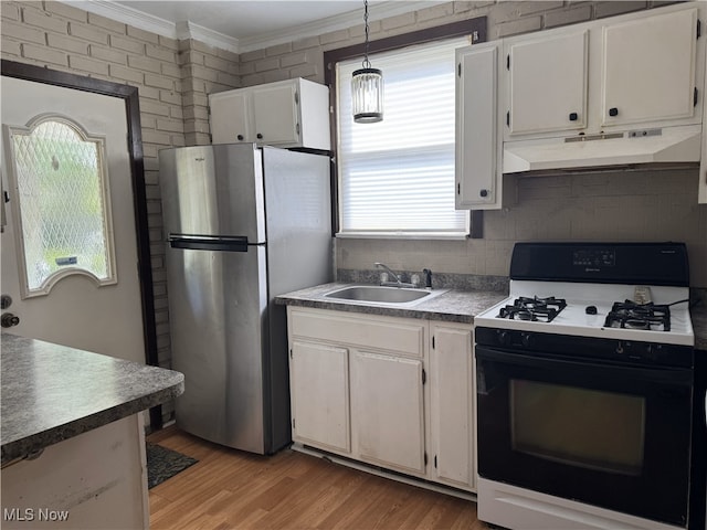 324 The Brooklands, Akron, OH 44305 - kitchen with gas range oven, freestanding refrigerator, under cabinet range hood, a sink, and crown molding