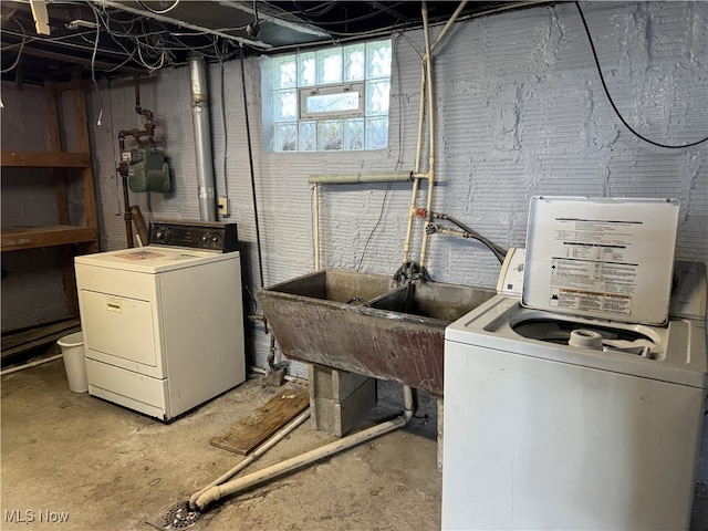 324 The Brooklands, Akron, OH 44305 - laundry area with washer and clothes dryer