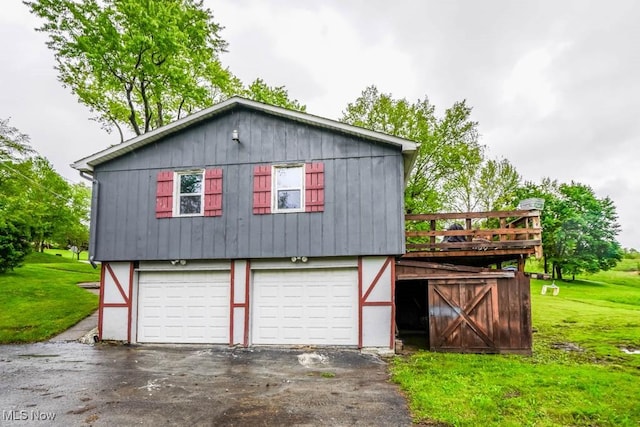 29655 Buck Rd, Salem, OH 44460 - garage featuring asphalt driveway