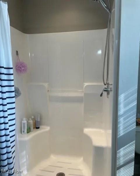 170 Sandy Ct Unit 11, New Middletown, OH 44442 - full bathroom featuring a shower with shower curtain