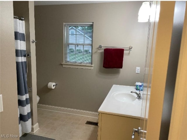 170 Sandy Ct Unit 11, New Middletown, OH 44442 - bathroom with vanity, baseboards, toilet, and curtained shower