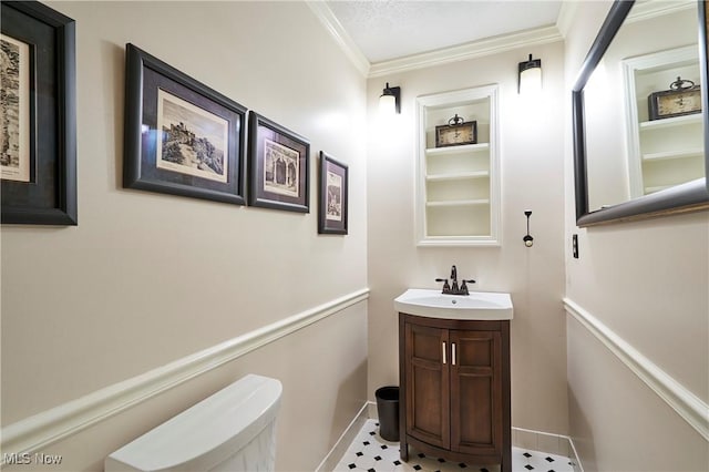 5074 Tall Timbers Dr, Richfield, OH 44286 - half bath featuring crown molding, toilet, vanity, built in shelves, and baseboards