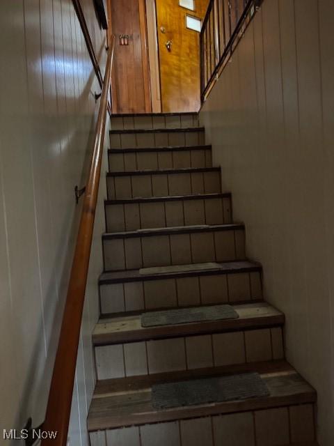 801 High St, Wellsburg, WV 26070 - view of stairway