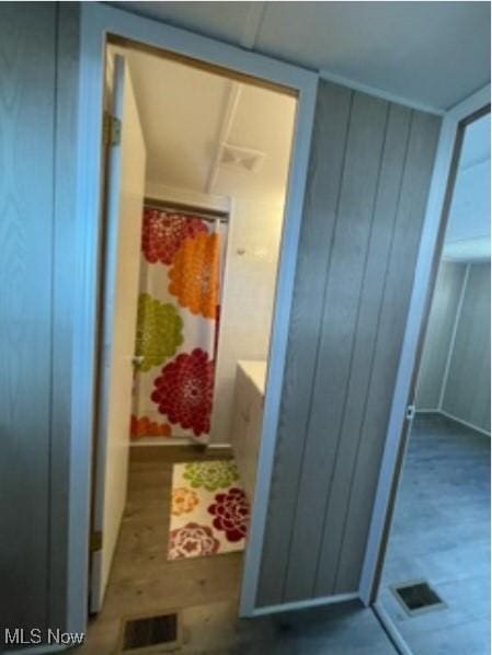 311 4th St, Beverly, OH 45714 - full bath with curtained shower
