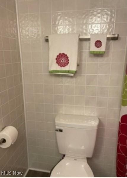 311 4th St, Beverly, OH 45714 - full bathroom with toilet and a shower with shower curtain