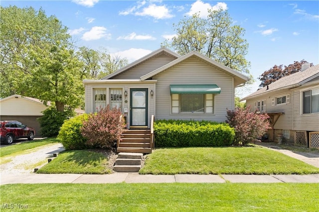226 N 19th St, Sebring, OH 44672 - bungalow-style house with a front lawn
