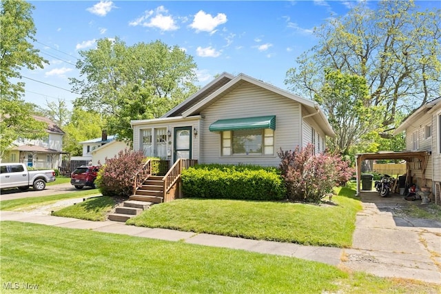 226 N 19th St, Sebring, OH 44672 - bungalow-style home with driveway and a front lawn