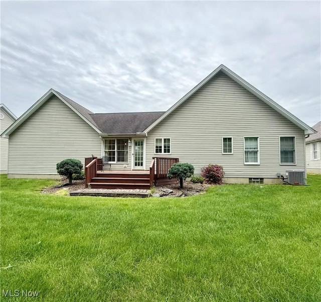 5228 Nashua Dr, Austintown, OH 44515 - back of house featuring a wooden deck, central air condition unit, and a lawn