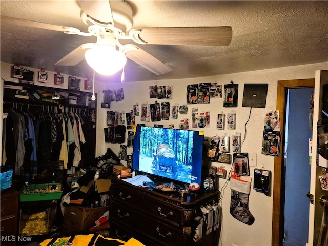 932 Logan St, East Liverpool, OH 43920 - bedroom with a textured ceiling, ceiling fan, and a closet