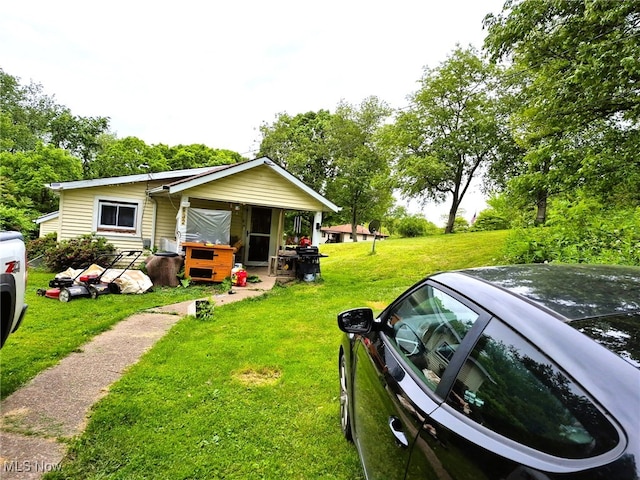 932 Logan St, East Liverpool, OH 43920 - view of front of home featuring a front lawn