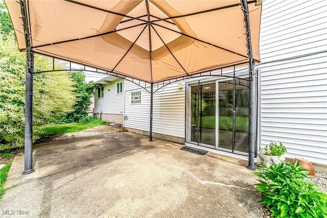 21517 Nottingham Dr, Fairview Park, OH 44126 - view of patio / terrace