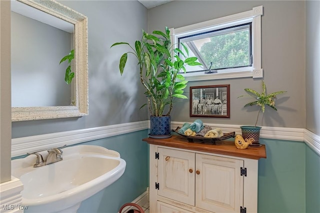 7170 Lafayette Rd, Medina, OH 44256 - bathroom featuring a sink