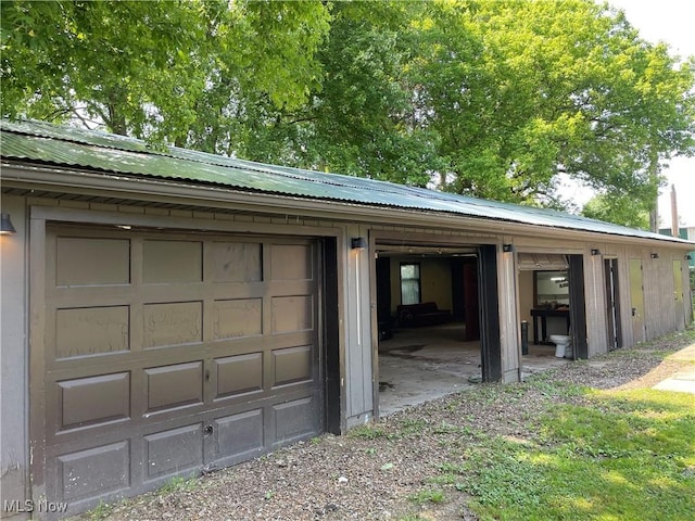 405 Bliss Ave, Conneaut, OH 44030 - garage featuring driveway