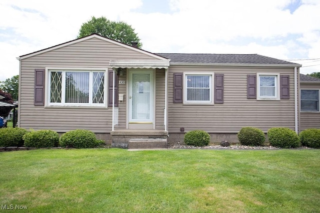 430 W Harvey St, Struthers, OH 44471 - view of front of house featuring a front lawn and roof with shingles