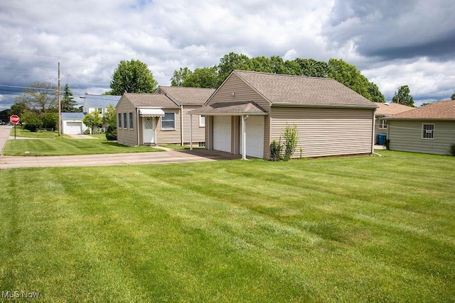 430 W Harvey St, Struthers, OH 44471 - single story home featuring a front lawn and driveway
