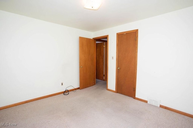 430 W Harvey St, Struthers, OH 44471 - carpeted empty room with baseboards