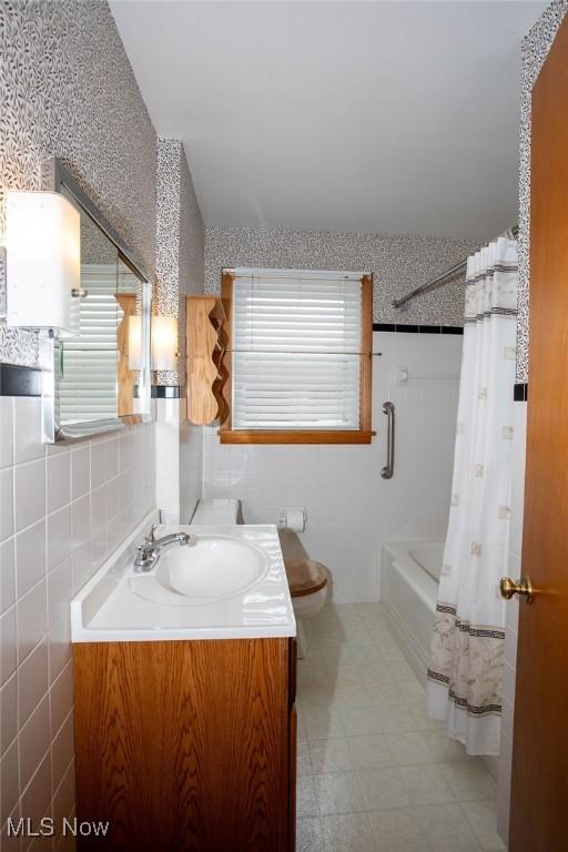 430 W Harvey St, Struthers, OH 44471 - full bathroom with vanity, toilet, shower / tub combo, and tile walls