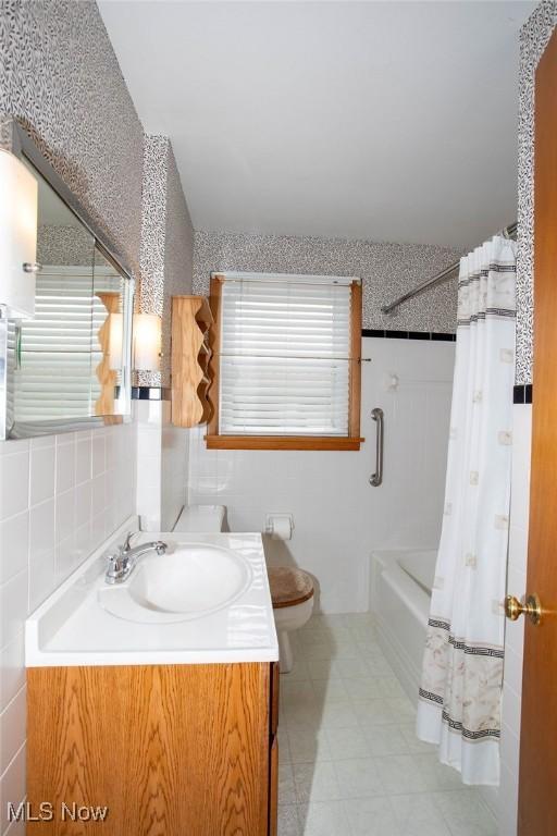 430 W Harvey St, Struthers, OH 44471 - bathroom with toilet, vanity, and shower / bath combination with curtain