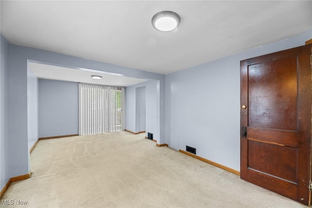 916 Kling St, Akron, OH 44311 - carpeted empty room with baseboards