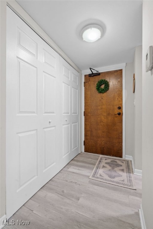 6290 Greenwood Pkwy Unit 402, Northfield, OH 44067 - hallway featuring wood finished floors and baseboards