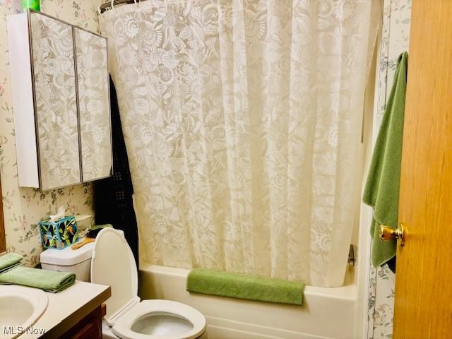 147 Northgate Dr NE, Warren, OH 44484 - full bath featuring toilet, vanity, shower / tub combo with curtain, and wallpapered walls