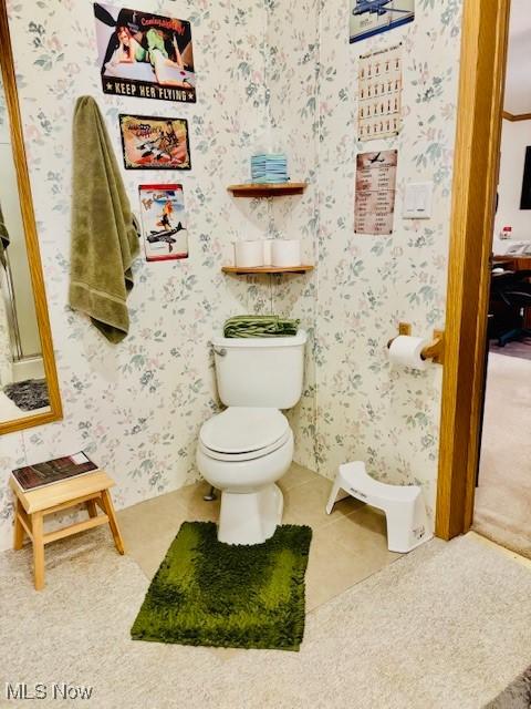 147 Northgate Dr NE, Warren, OH 44484 - bathroom featuring wallpapered walls, toilet, and tile patterned floors