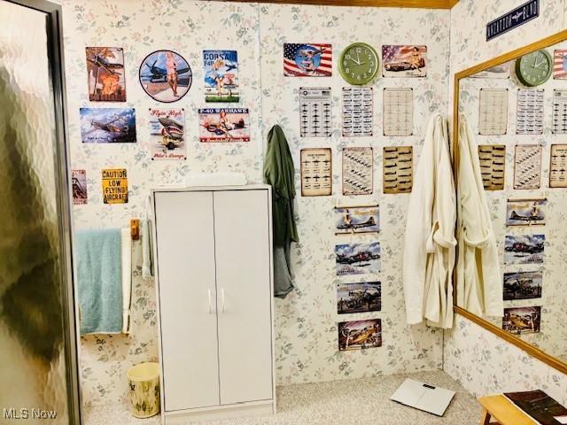 147 Northgate Dr NE, Warren, OH 44484 - detailed view of wallpapered walls