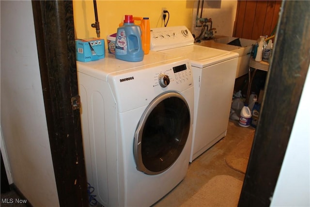 635 N Hametown Rd, Akron, OH 44333 - laundry room featuring washing machine and clothes dryer