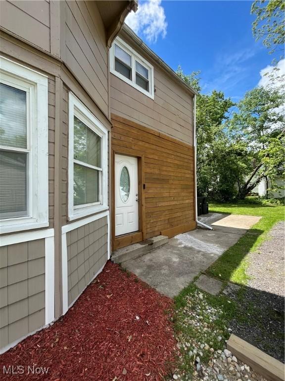 1264 Diagonal Rd, Akron, OH 44307 - view of property entrance