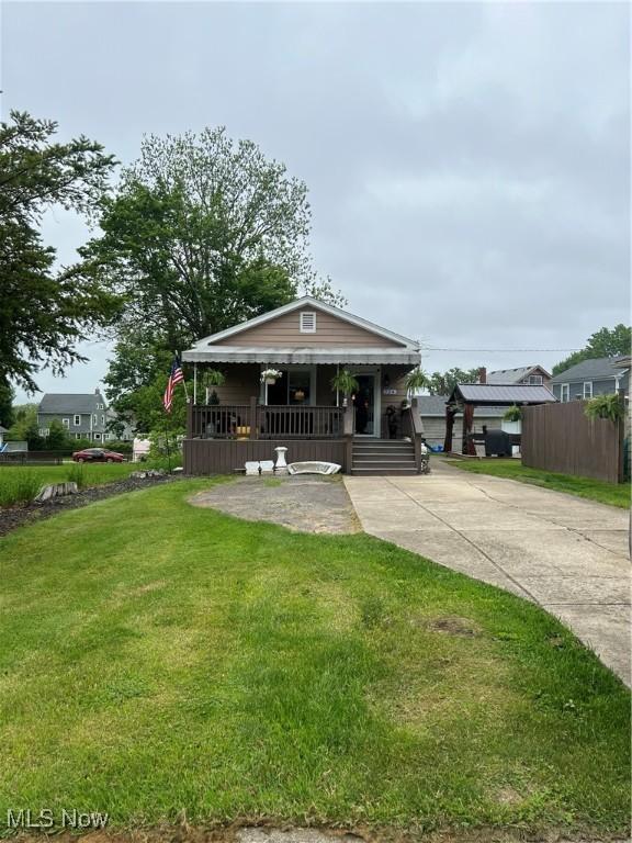 724 8th St, Struthers, OH 44471 - view of front of home featuring covered porch