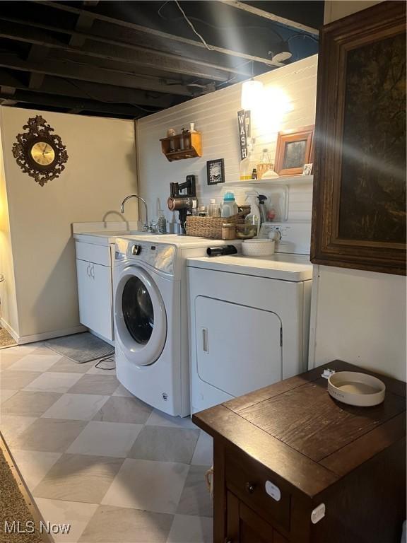 724 8th St, Struthers, OH 44471 - washroom featuring independent washer and dryer, light floors, cabinet space, and baseboards