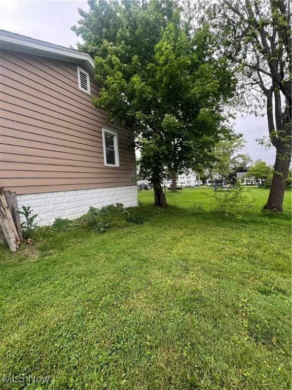 724 8th St, Struthers, OH 44471 - view of green lawn