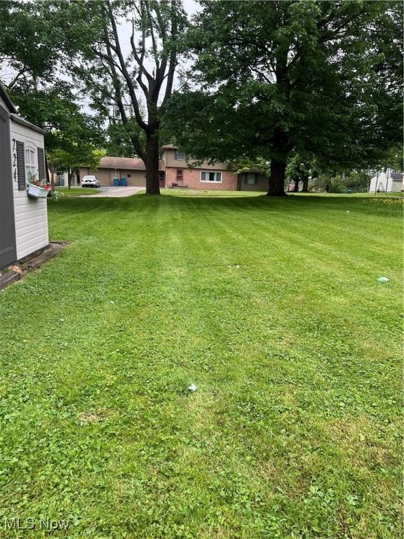 724 8th St, Struthers, OH 44471 - view of grassy yard